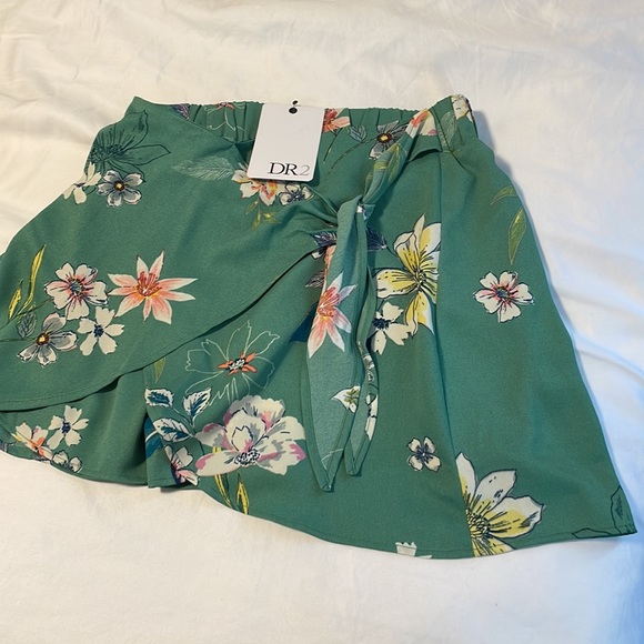 Green floral skirt, dress size extra small with tags - Picture 3 of 6